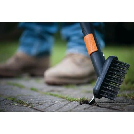 Fiskars Brosse Pour Joints Pour Désherber, émousser Sur La Terrasse, Tête D'outil QuikFit, Longueur: 18,5 Cm, Largeur: 15 Cm, Poils En Acier/Corps En Plastique Renforcé De Fibre De Verre, Noir/Orange, QuikFit, 1000657 – Image 3