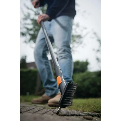 Fiskars Brosse Pour Joints Pour Désherber, émousser Sur La Terrasse, Tête D'outil QuikFit, Longueur: 18,5 Cm, Largeur: 15 Cm, Poils En Acier/Corps En Plastique Renforcé De Fibre De Verre, Noir/Orange, QuikFit, 1000657 – Image 4